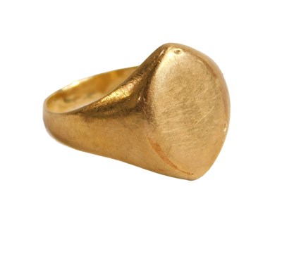 Lot 68 - A gentleman's signet ring, yellow metal...
