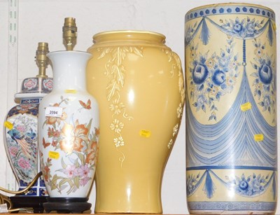 Lot 2094 - A cylindrical blue and white floral white...