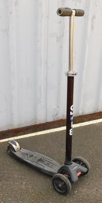 Lot 1061 - A micro scooter.