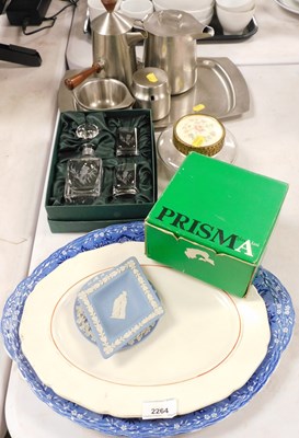 Lot 2264 - General household effects, to include a blue...
