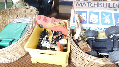 Lot 2268 - A twin handled wicker laundry basket, and a...