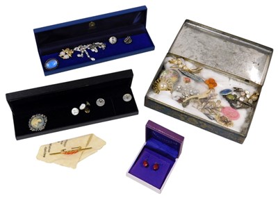 Lot 565 - Silver and costume jewellery, including a...