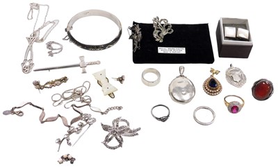 Lot 577 - Silver and costume jewellery, including a...