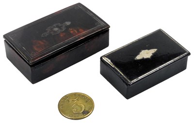 Lot 700 - A Victorian papier mache snuff box, 6.5cm wide,...
