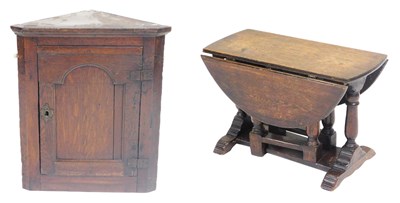 Lot 778 - A 19thC oak drop leaf occasional table, raised...