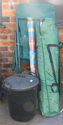 Lot 1189 - A compost bin, deluxe windbreak, folding...