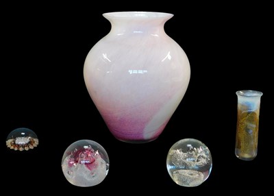Lot 192 - A group of decorative glassware, to include a...