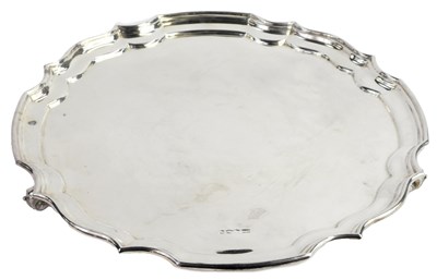 Lot 356 - An Elizabeth II silver salver, with a piecrust...