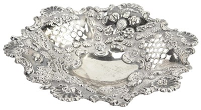 Lot 385 - An Edward VII silver dish, of shaped form...