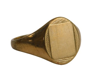 Lot 476 - A 9ct gold gentleman's signet ring, ring size...