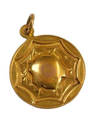 Lot 484 - A 9ct gold shield fob, 3.4g, boxed.