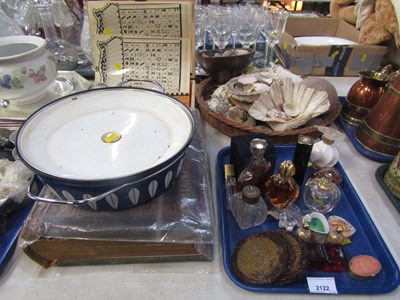 Lot 2122 - A Mahjong set, basket of seashells, tray...