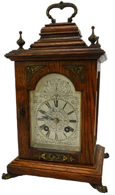 Lot 551 - A 20thC oak cased mantel clock, the silvered...