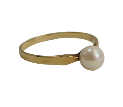 Lot 602 - A cultured pearl ring, yellow metal marked 333,...