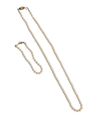 Lot 617 - A freshwater pearl necklace, with a yellow...