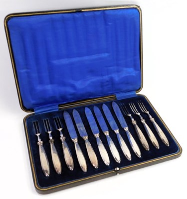 Lot 284 - A set of six George V silver handled cake...