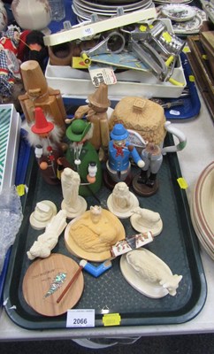 Lot 2066 - Kitchenalia, including mincers, timer,...