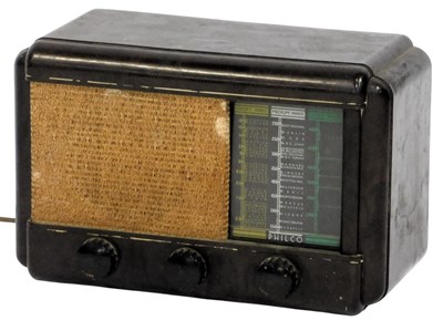 Lot 659 - A Philco A-530B-5 radio in Bakelite case.