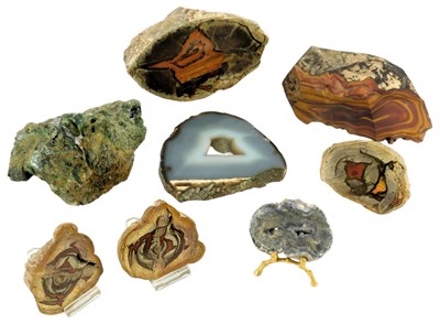 Lot 686 - A group of polished and raw geodes, to include...