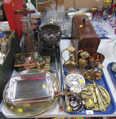 Lot 2247 - Metalware, in the form of an ice bucket on...