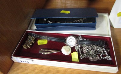 Lot 2285 - Costume jewellery, in the form of brooches,...
