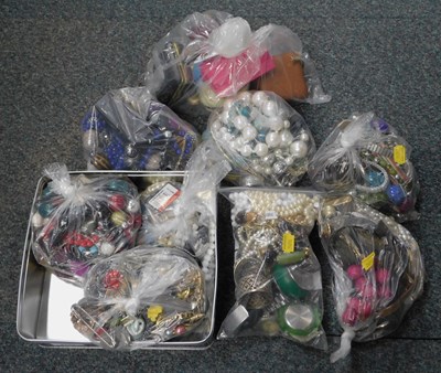 Lot 2295 - Costume jewellery, items include necklaces,...