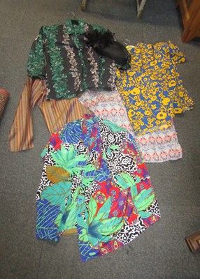 Lot 2321 - Five gentlemen's Hawaiian pattern shirts,...