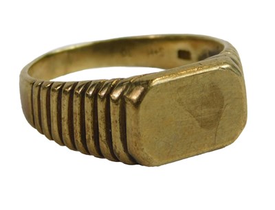 Lot 70A - A gentleman's signet ring, with ribbed...