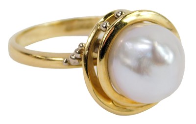 Lot 301 - An 18ct gold and Baroque pearl ring, in a...