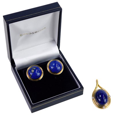 Lot 331 - An 18ct two colour gold and cabochon lapis...