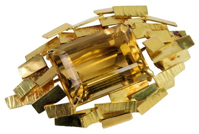 Lot 305 - A citrine brooch, the baguette cut citrine in...