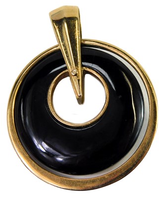 Lot 317 - A 9ct gold and black onyx circular pendant, 9.0g.