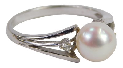 Lot 303 - A cultured pearl ring, with diamond set...