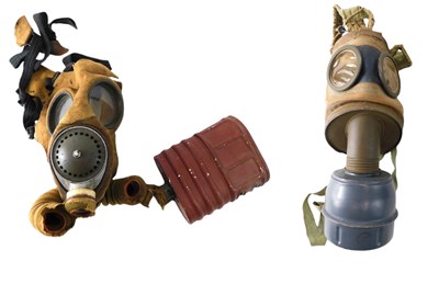 Lot 101 - A WWII period British respirator, dated 1933,...