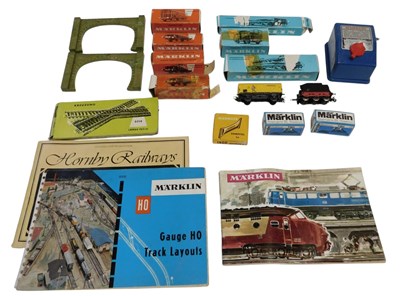 Lot 232 - Marklin rolling stock and other HO gauge...