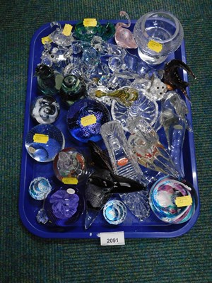 Lot 2091 - Decorative glassware, to include paperweights,...