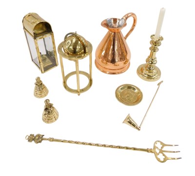 Lot 660 - A quantity of brass and other metal ware, to...