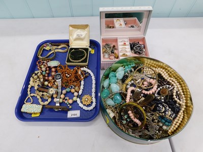 Lot 2191 - A quantity of costume jewellery, to include...