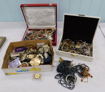 Lot 2210 - A large quantity of costume jewellery, to...
