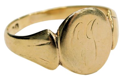 Lot 91 - A 9ct gold signet ring, the oval table...