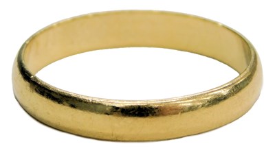 Lot 90 - An 18ct gold wedding band, size S, 3.5g.