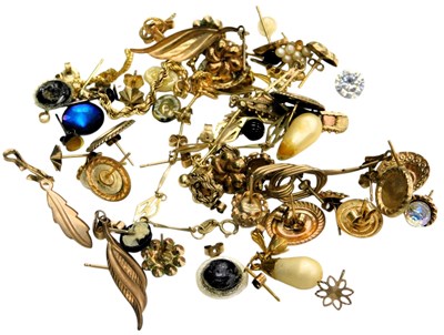 Lot 581 - Assorted gold and yellow metal earrings, some...