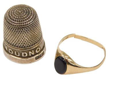 Lot 545 - A ladies 9ct gold and onyx set signet...