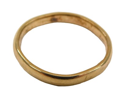 Lot 595 - A 9ct gold wedding band, size K, 1.9g.