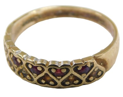Lot 598 - A garnet set five stone ring, in a repeating...