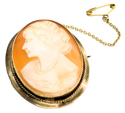 Lot 621 - A 9ct gold and shell cameo brooch, bust...