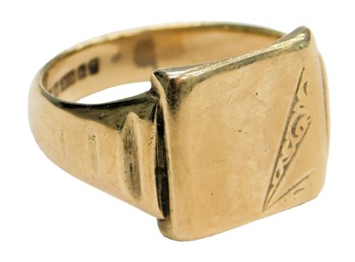 Lot 616 - A gentlemans 9ct gold signet ring, the...