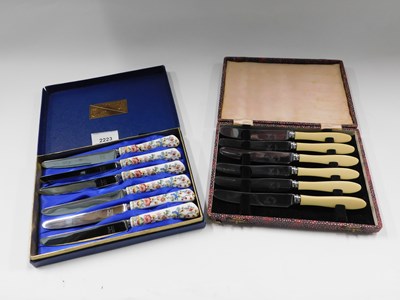 Lot 2223 - A set of six dessert knives, each with a...