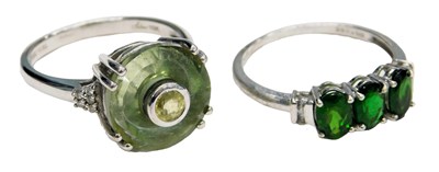 Lot 720 - A 9ct white gold and diopside three stone ring,...
