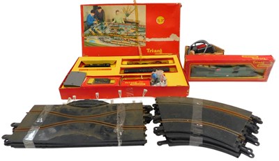 Lot 362 - A Tri-ang Railways RS30 train set, a Tri-ang...